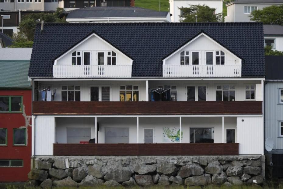 Spacious City Center Home By The Sea Klaksvik Exterior photo